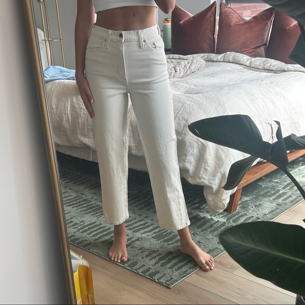 CUTE CREAM JEANS. SIZE 2. Barley worn.